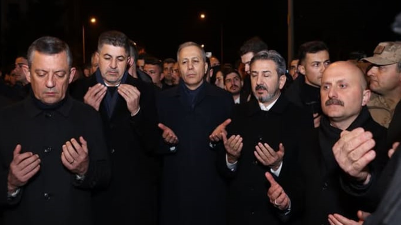 Ali Yerlikaya ve Özgür Özel Adıyaman’da! Deprem şehitlerini andılar