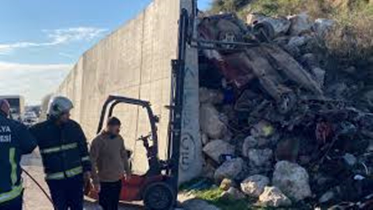 Antalya’da feci kaza! 19 yaşında ki sürücü ağır yaralandı