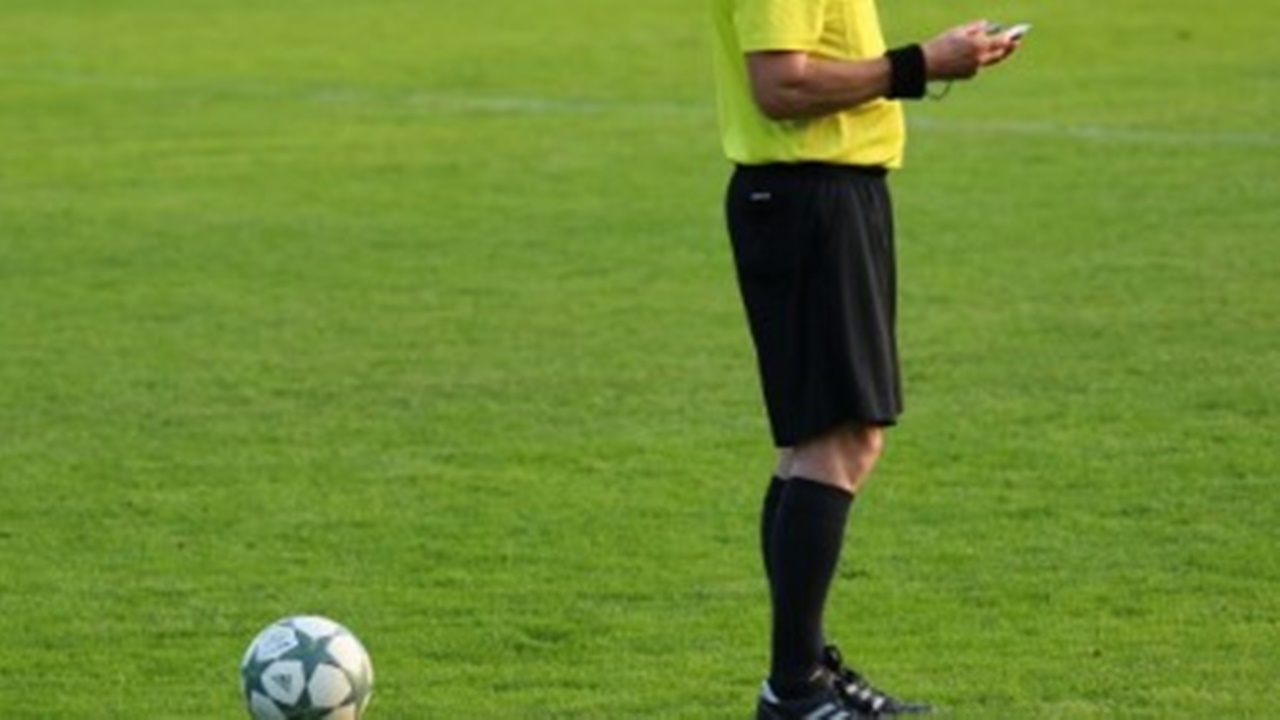 Maçta kırmızı kart gören futbolcu hakemi bıçakladı! Türk futbolu bunu da gördü