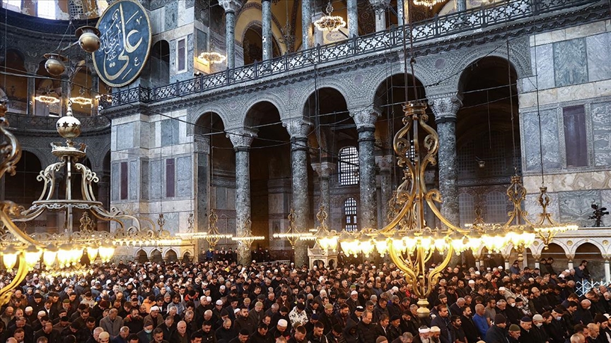 İstanbul’daki camilerde ramazanın ilk cuma namazı kılındı